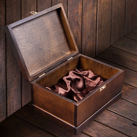 Набор из 2-х бокалов для коньяка  "Охота на Медведя и Охота на Лося " в деревянной  шкатулке из массива